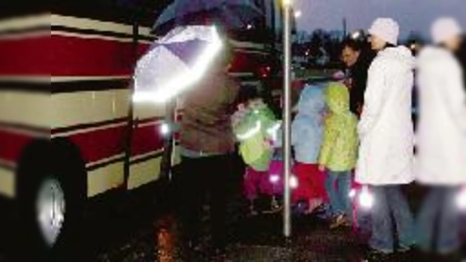 Müssen die Kinder bald nicht mehr zum Schulbus gebracht werden, sondern zu Fuß zur Schule laufen? In der Daglfinger Straße als geplante Tempo-30-Zone, liegt derzeit noch einiges im Dunkeln.  (Foto: sf)