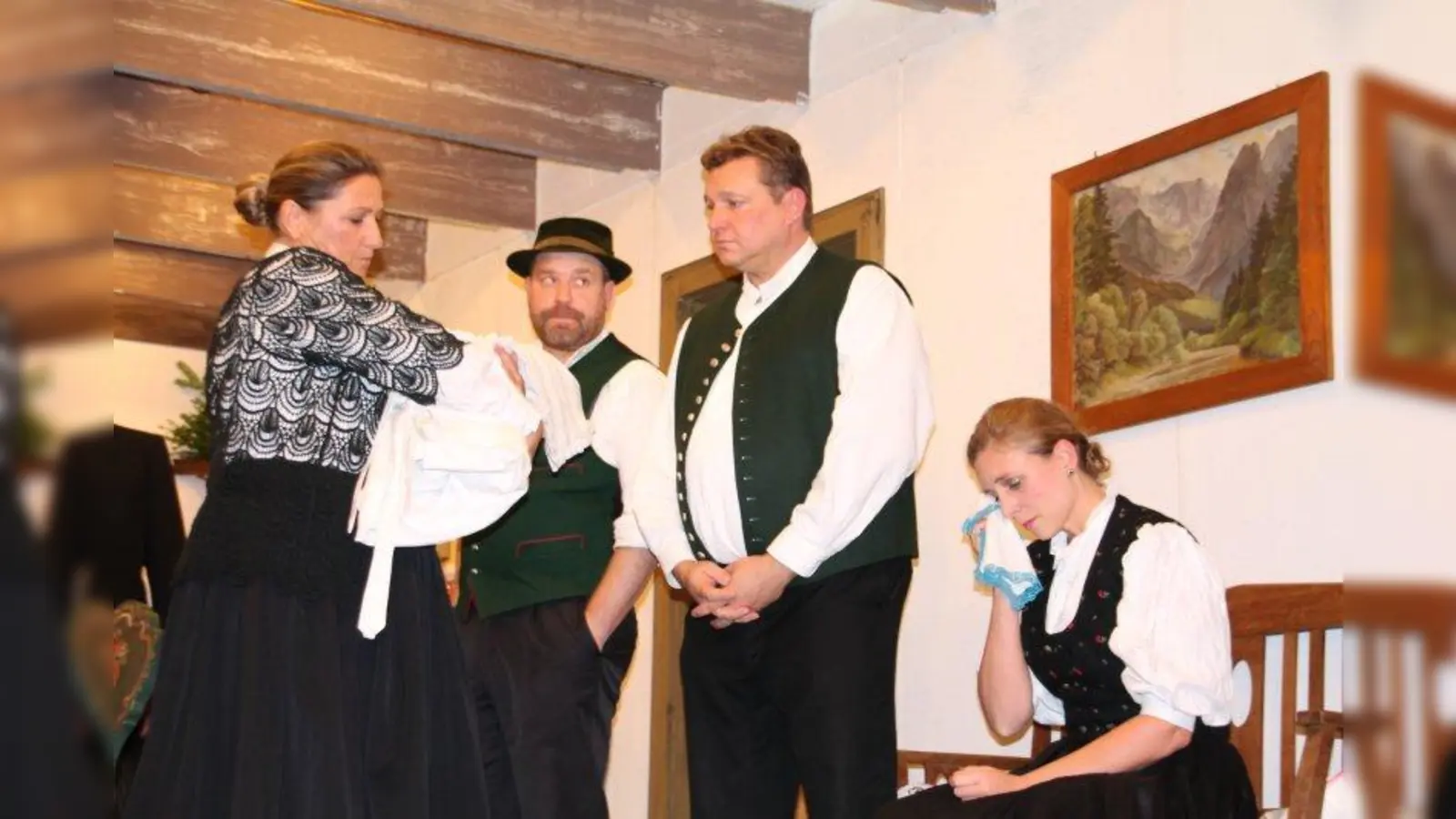 Ganz schön reingeritten haben sich v.l. Hebamme Barbara Straßmayer (Gisela Fuchs), Andreas Brucklechner (Andreas Maisberger), Simon Kornreuther (Florian Brenner) und seine Frau Genoveva (Tanja Semlinger). (Foto: bb)