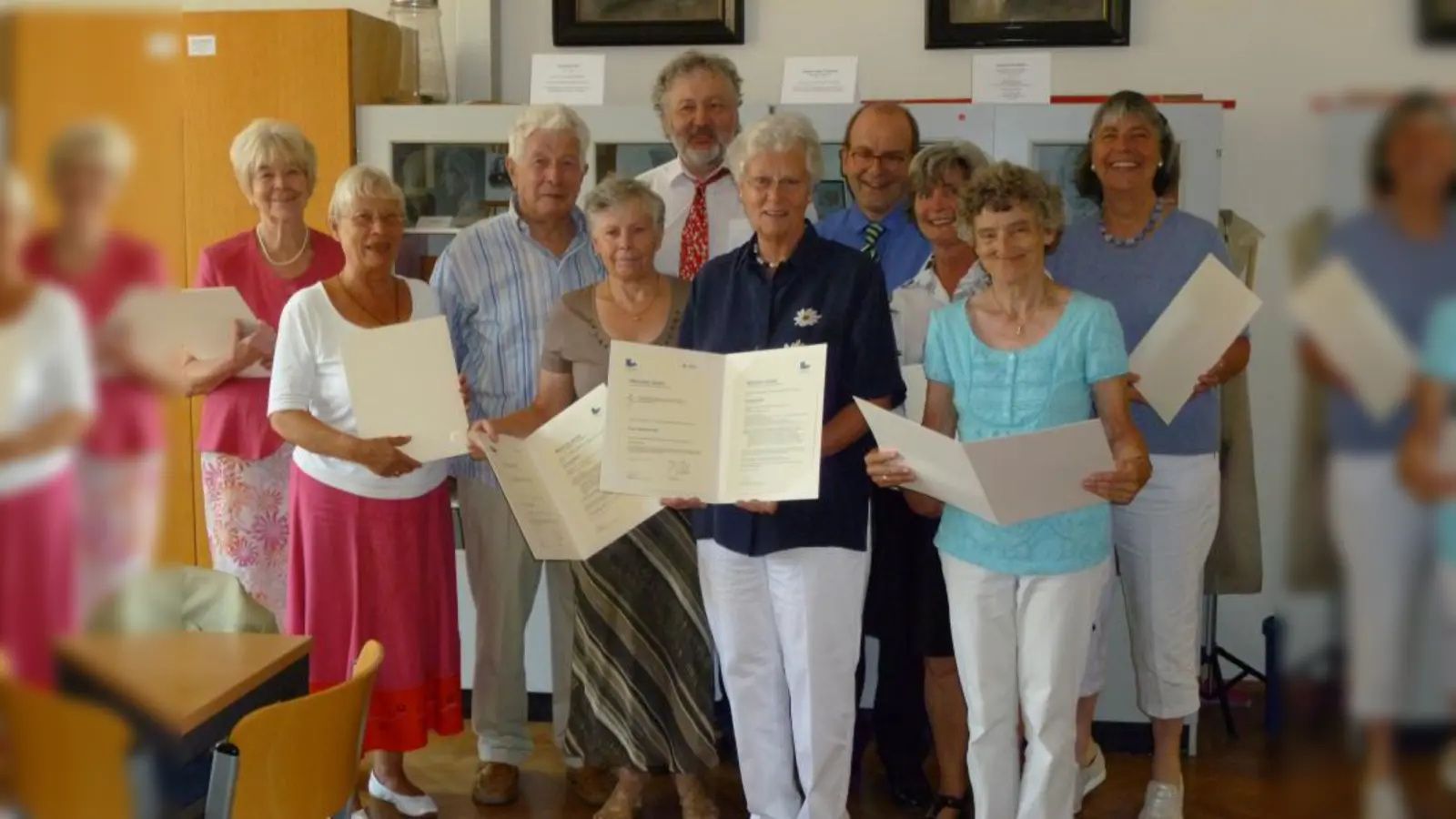 „München dankt” den ehrenamtlichen Mitarbeitern der Sozialpädagogischen Sammlung München. Stadtrat Dr. Reinhard Bauer (5.v.l.) überreicht die Urkunden. (Foto: BK)