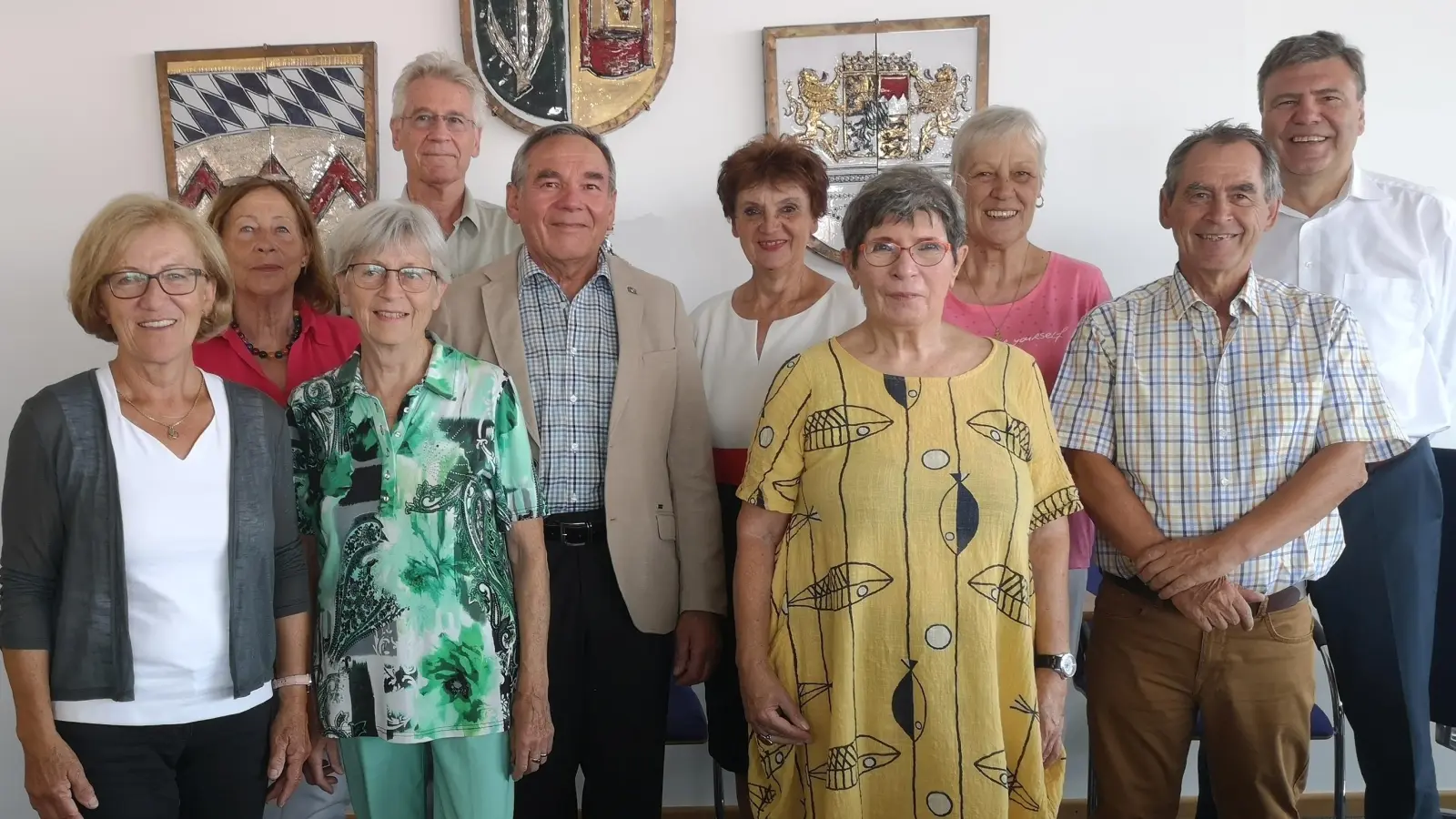 Der neue Karlsfelder Seniorenbeirat (von links) mit Barbara Fuchs, Helga Ischimbet, Heidemarie Hofer, Wolfgang Hesse, Günter Krebs, Margit Gruber, Annabella Elsner, Christa Matzke, Siegfried Weber sowie Bürgermeister Stefan Kolbe (rechts). (Foto: Sbr)