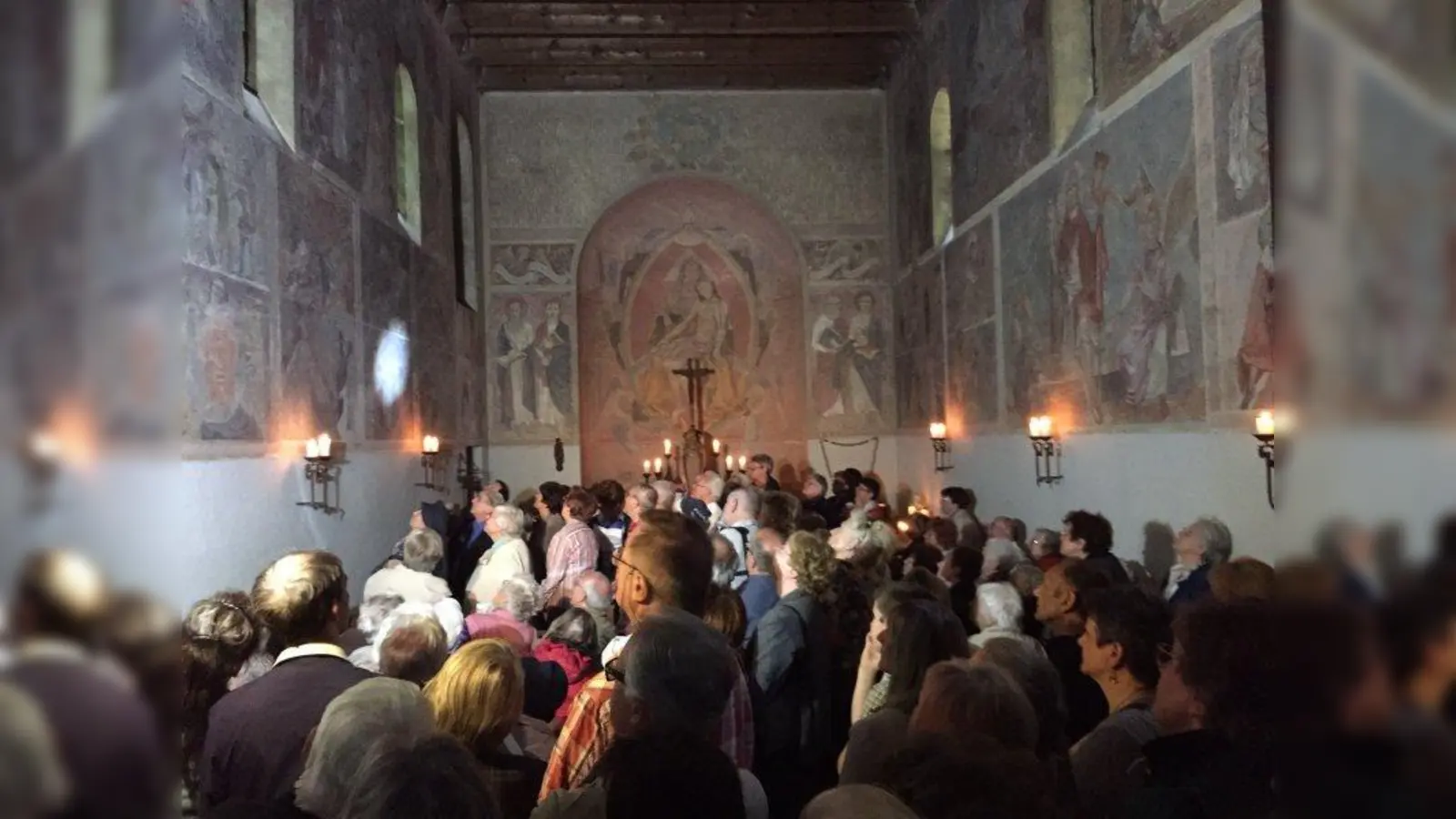 Zahlreiche Besucher nutzen die seltenen Gelegenheiten, die Kapelle von innen zu bestaunen. (Foto: Gem)