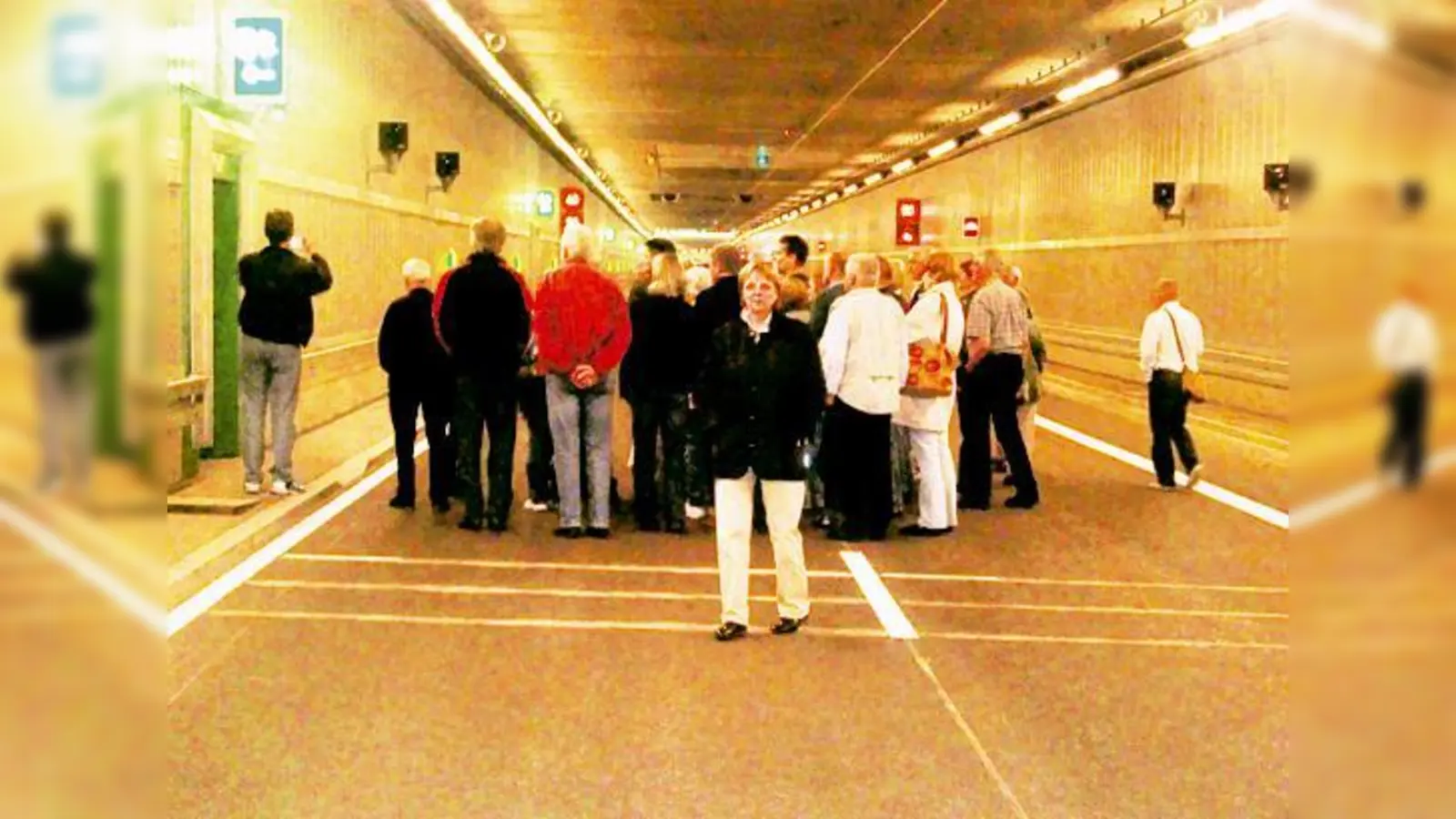 Vor der Tunnel-Eröffnung: Die Bogenhausener interessierten sich sehr für die Radaranlagen, die man im Vorbeifahren kaum wahrnimmt. 	 (Foto: ikb)
