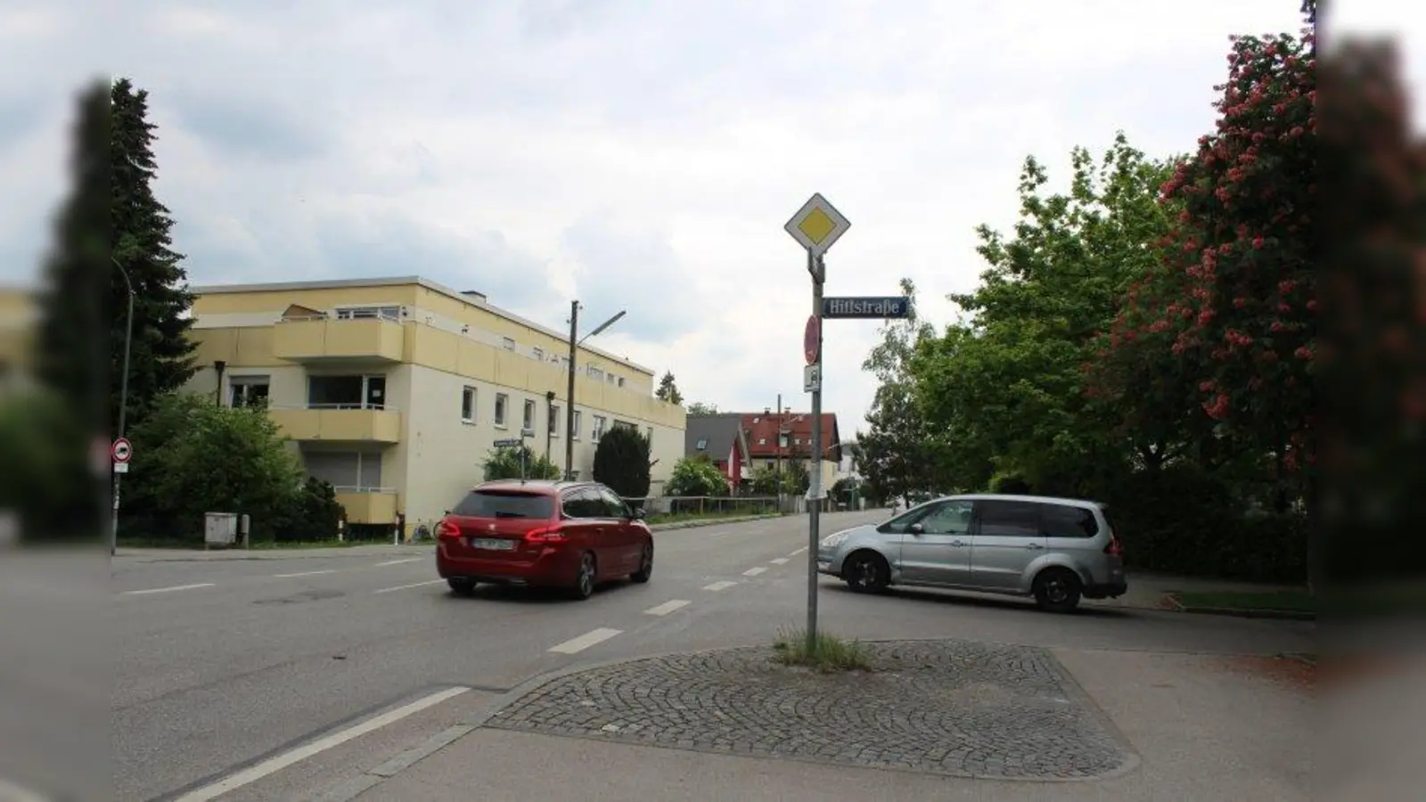 Die Allacher Straße sollte schon seit vielen Jahren ausgebaut sein. Auf Höhe der Hitlstraße ist dann eine Ampel geplant. (Foto: sb)