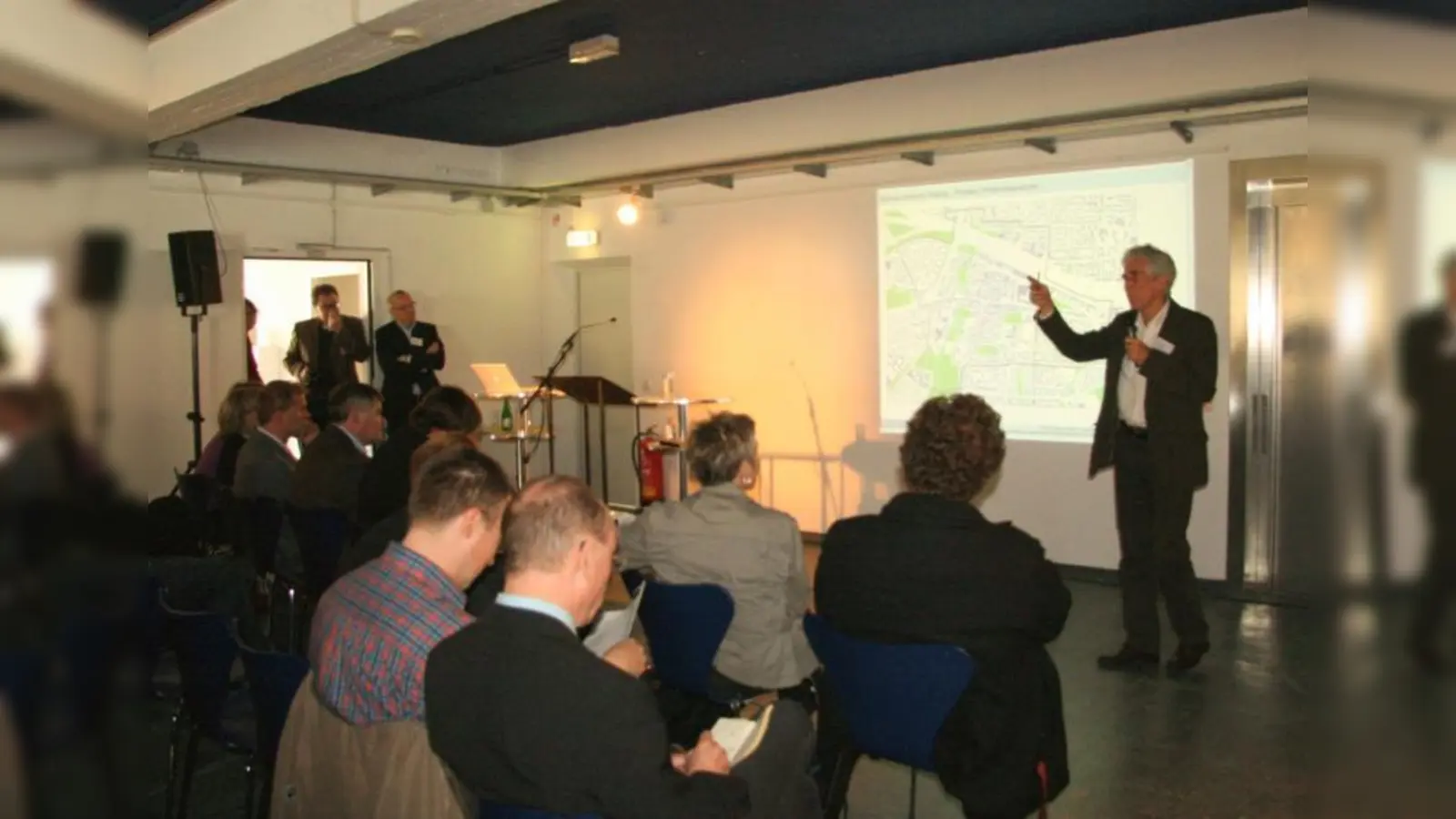 Aufmerksame Zuhörer hatte Dierk Brandt von der Gruppe 504. „Wir wollen die Marke Pasing unverwechselbar machen.“ (Foto: US)