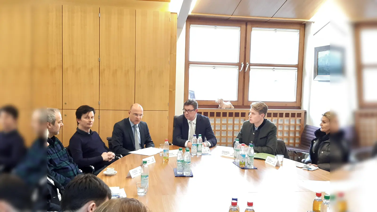 Dr. Markus Marschall, Dr. Lorenz Bott-Flügel, Dr. Dirk Last, Landrat Martin Bayerstorfer, Andreas Münsch und Dr. Kathrin Mariß-Heinrich (v. li.) beraten über Maßnahmen. (Foto: Landratsamt Erding )
