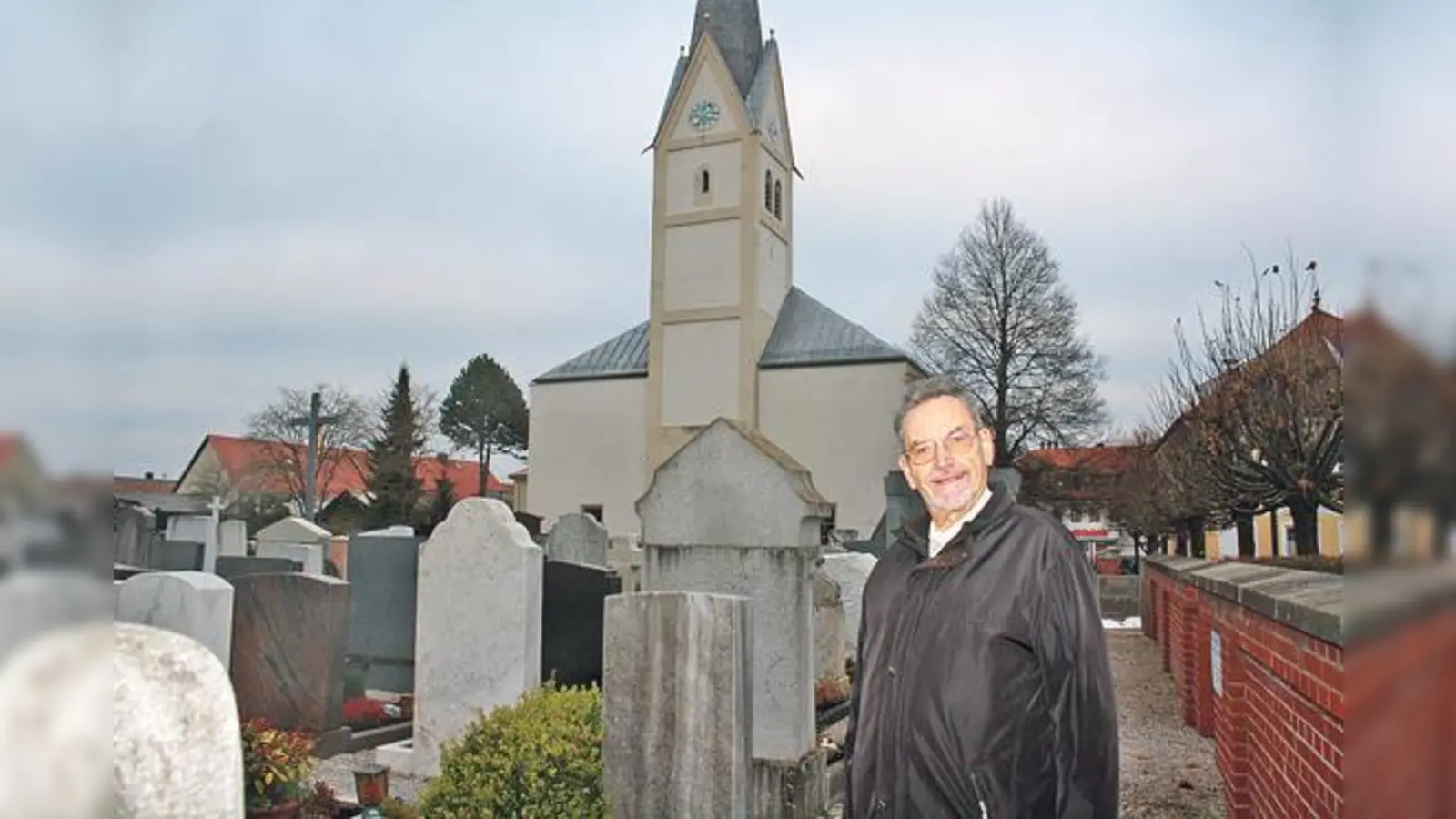 Der Autor Volker Laturell vor der Feldmochinger Kirche St. Peter und Paul.	 (Foto: js)