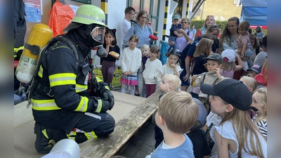 Der Feuerwehrmann in voller Montur wurde von den Kindern ehrfurchtsvoll bestaunt.  (Foto: pst)