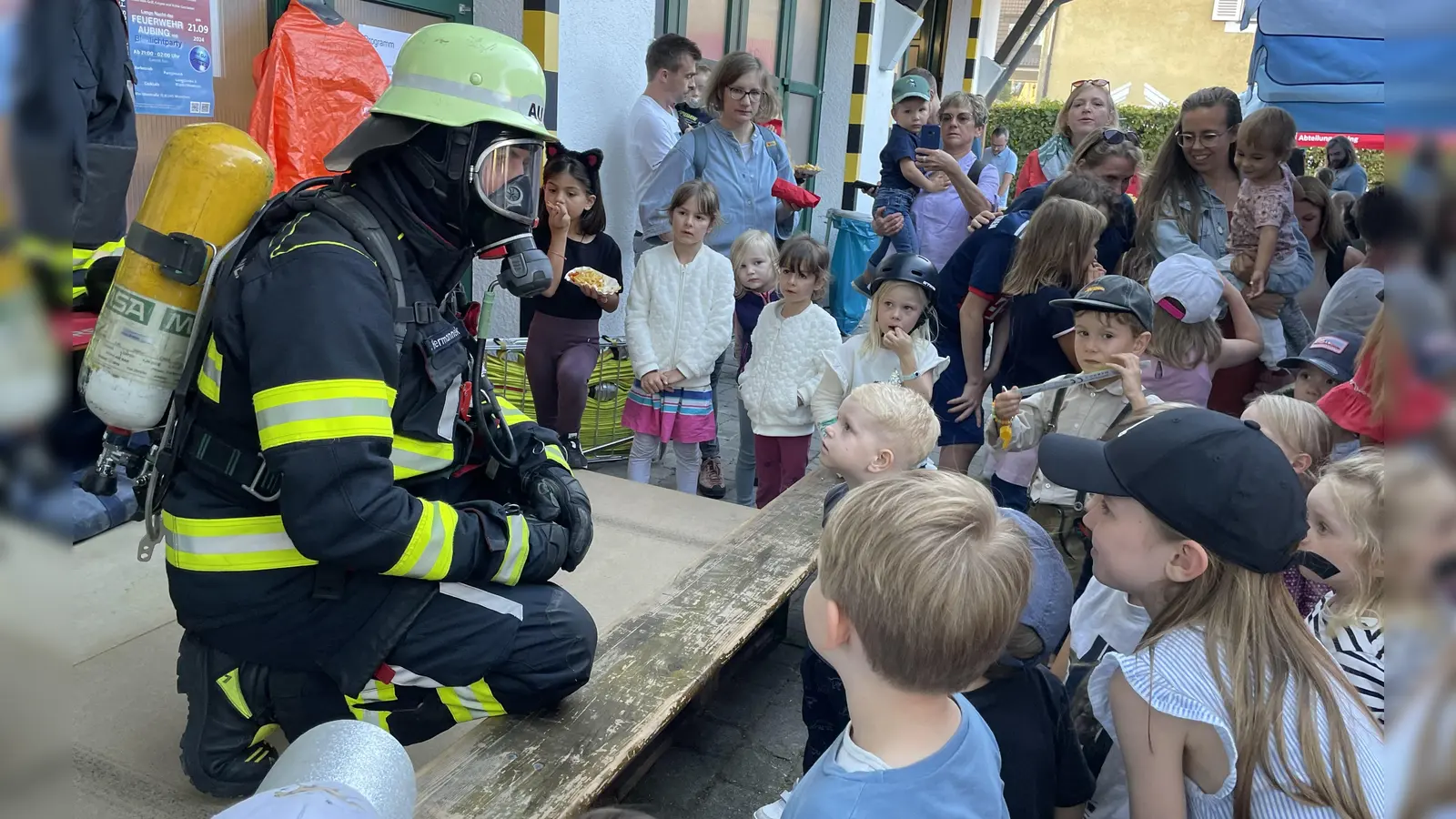 Der Feuerwehrmann in voller Montur wurde von den Kindern ehrfurchtsvoll bestaunt.  (Foto: pst)