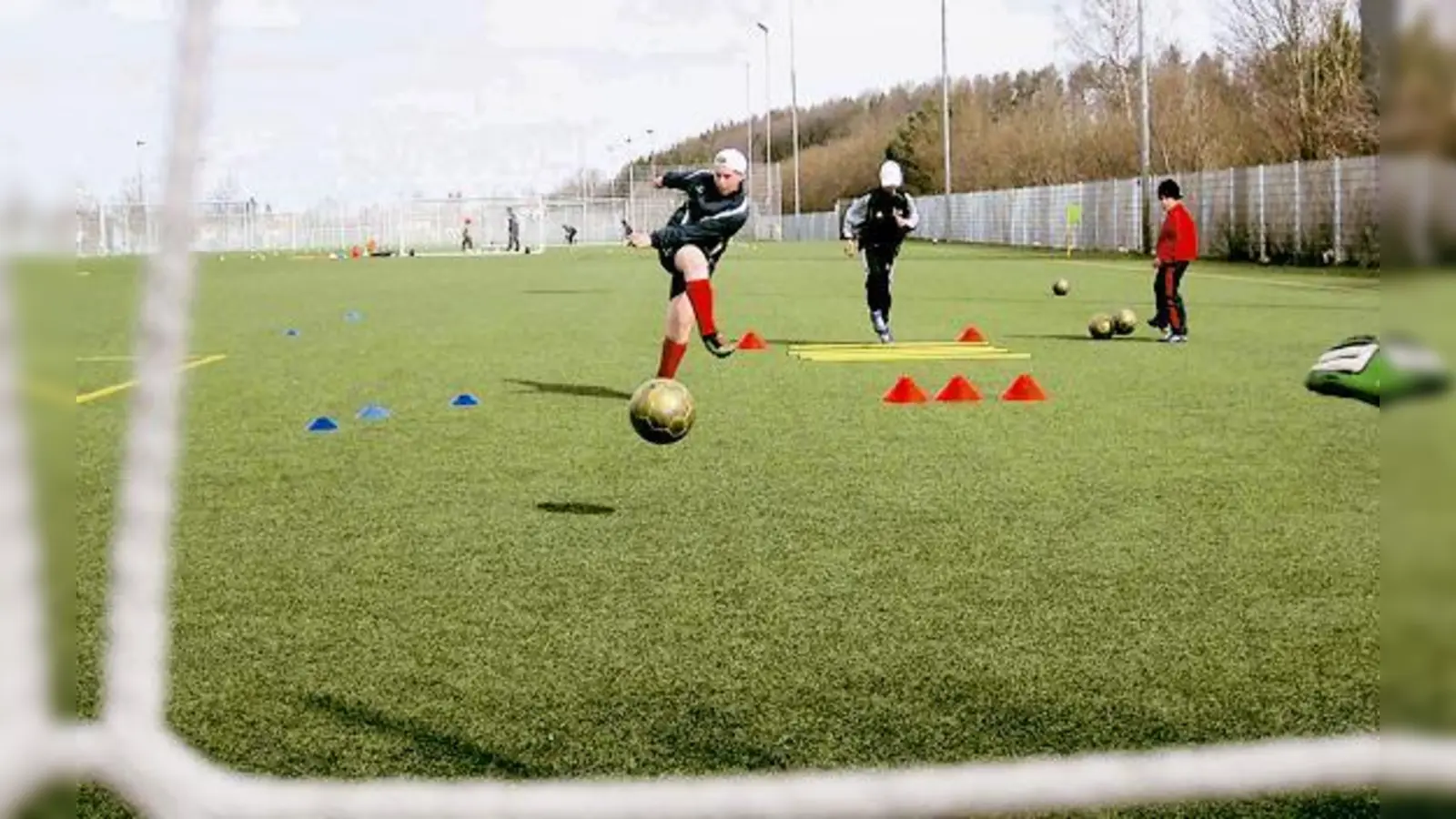 Ein beherzter Abschluss  auch das ist natürlich Teil des Fußballtrainings beim TSV.	 (Foto: VA)
