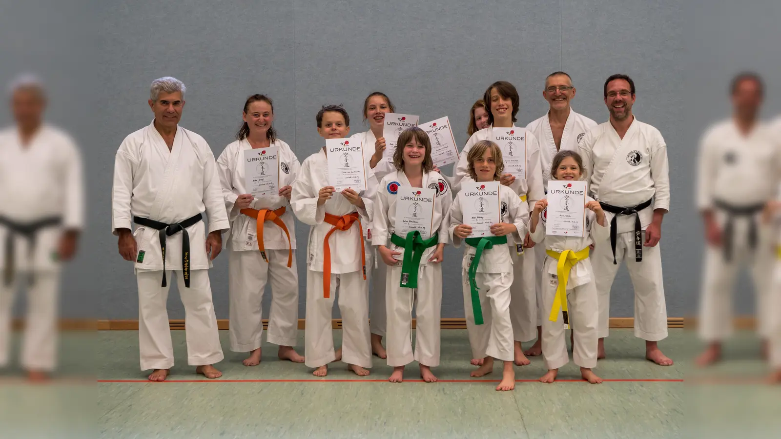  Strahlende Gesichter bei den 9 Prüflingen und Prüfer Fritz Oblinger sowie Dōjōleiter Max Obermaier. (Foto: Christian Killer) (Foto: Christian Killer)