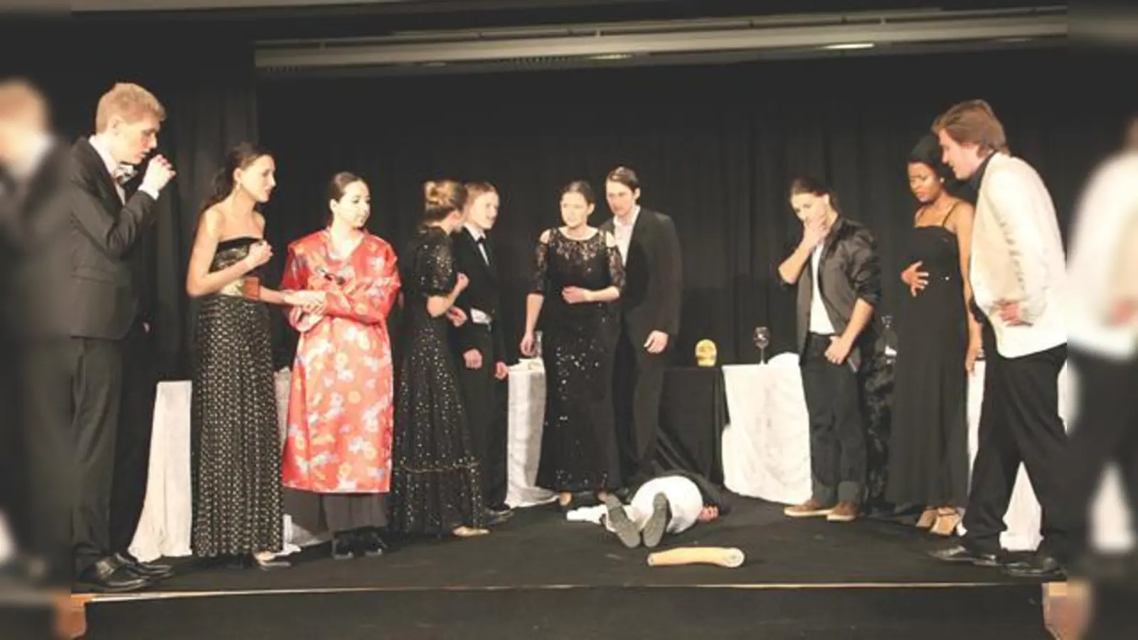 Die fünf besten Detektive der Welt samt Assistenten werden an der Auflösung des Mordes scheitern. Vor den Ermittlungen aber steht das Verbrechen. Hier haben die zehn klugen Köpfe die Leiche gerade gefunden.	 (Foto: VA)