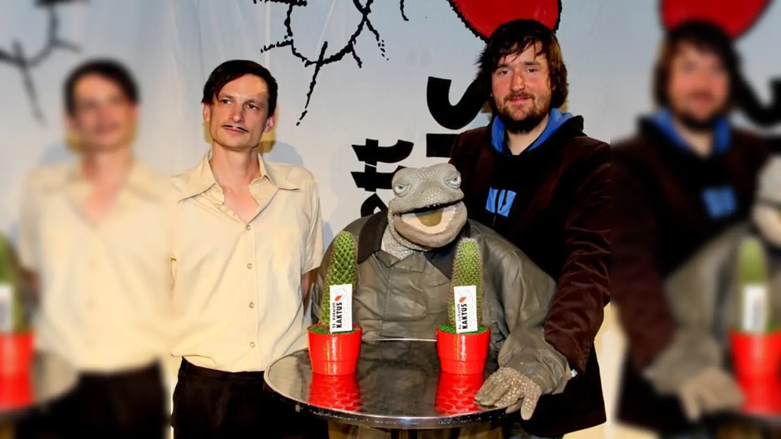 Michael Hatzius mit Echse und Anton Grübener: Gewinner des 22. Kabarett Kaktus.  (Foto: VA)