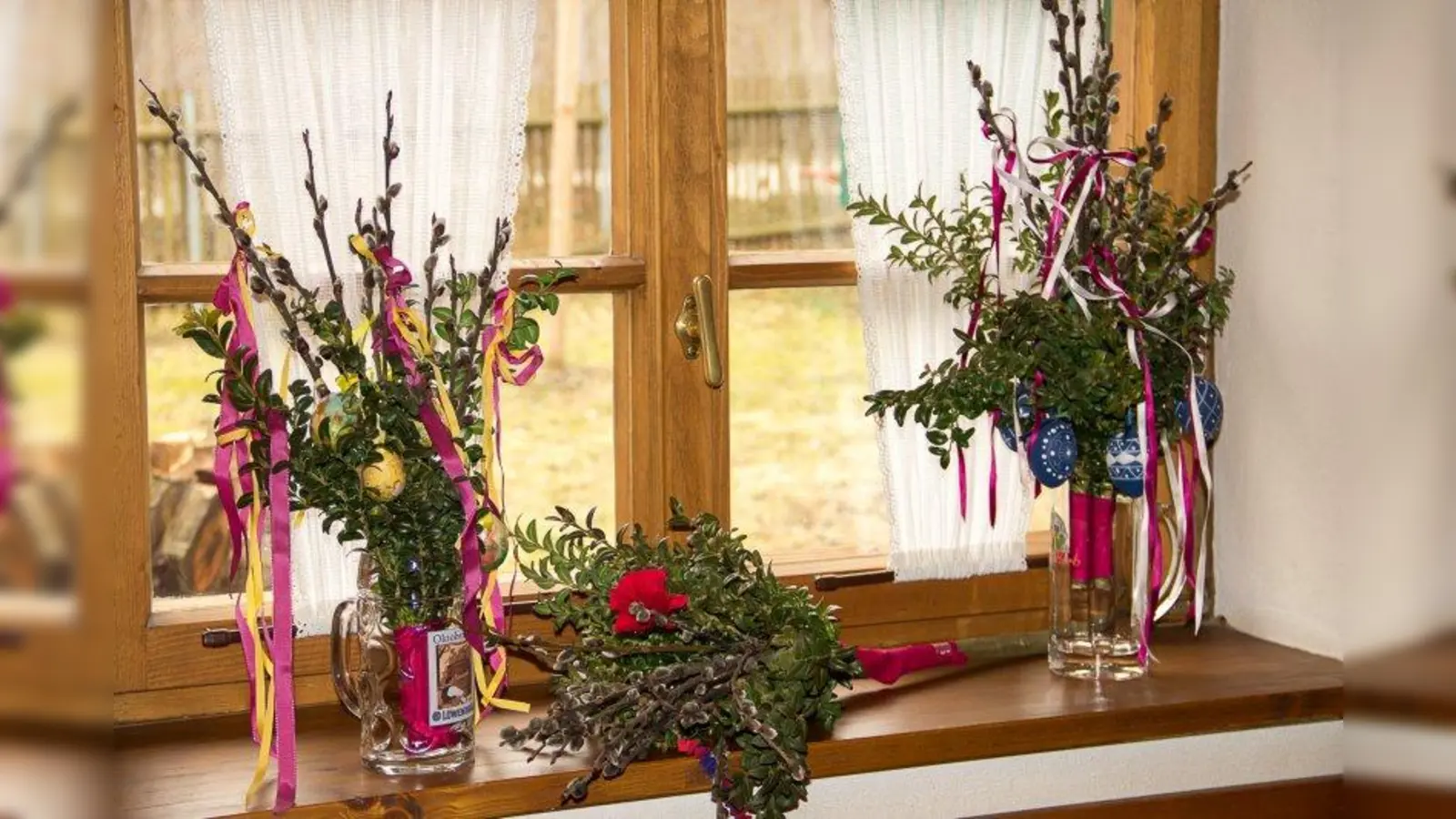 Palmbuschen werden aus Weidenkätzchen und Buchs gebunden und mit Bändern und Ostereiern geschmückt. (Foto: D'Würmtaler)