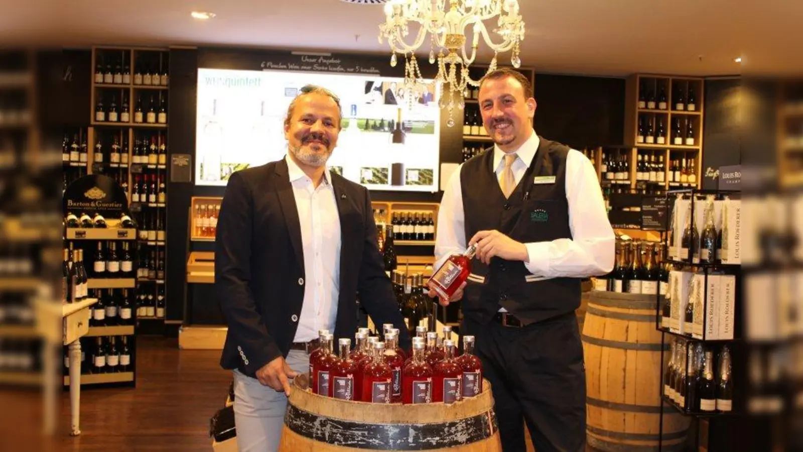 Robin Berner (r.), Leiter der Wein- und Spirituosenabteilung in der Galeria Kaufhof am Rotkreuzplatz, zusammen mit „Blütenrein”-Erfinder Paul Peteanu. (Foto: sb)
