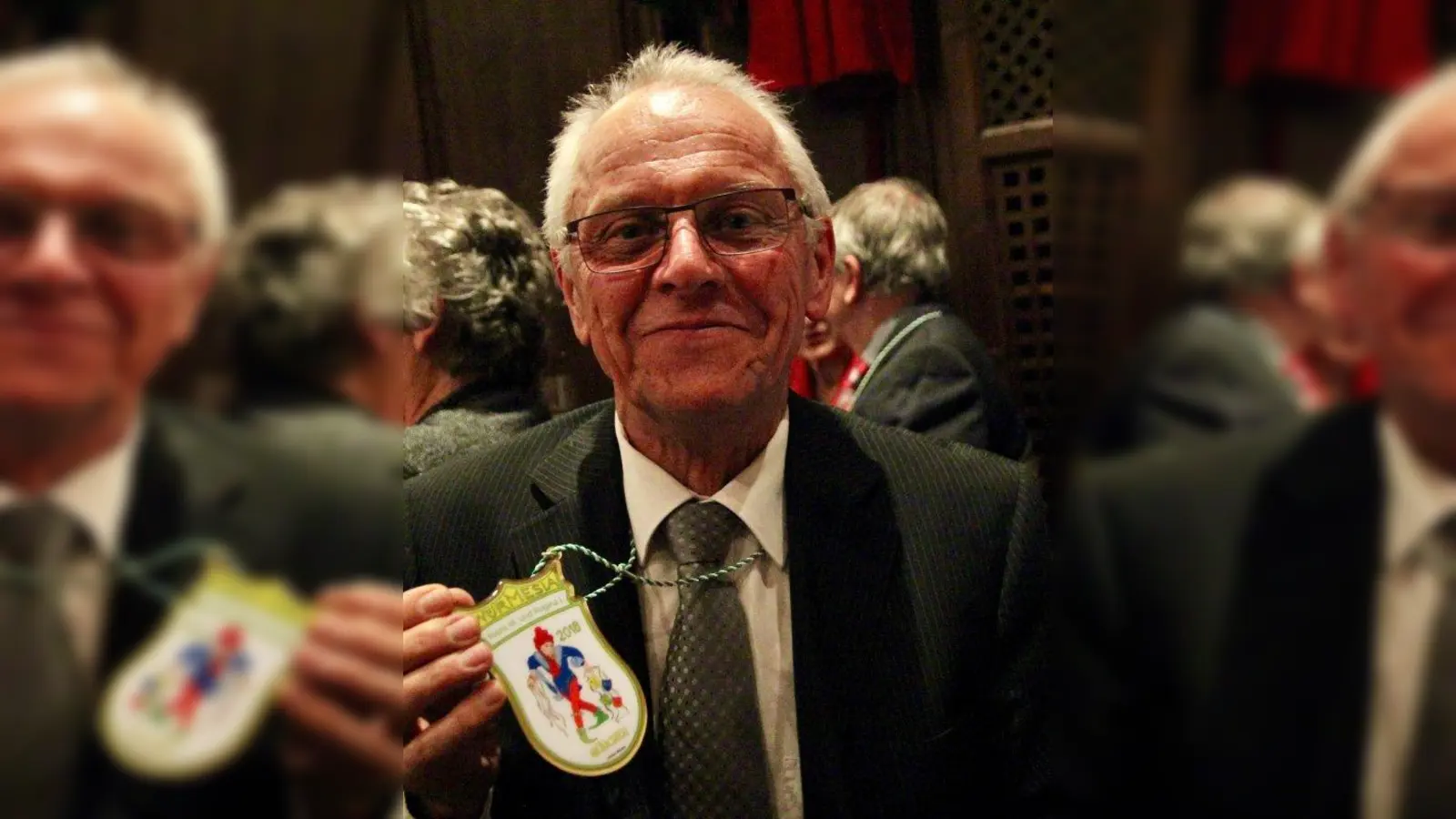 Helmut Blümel präsentiert den neuen Faschingsorden. (Foto: us)