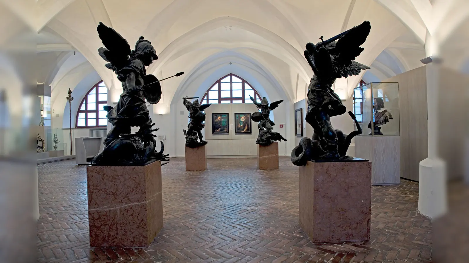 Blick auf die vier originalen Heldenputti von der Mariensäule, gefertigt von Ferdinand Murmann um 1640, im Moriskensaal der Dauerausstellung „Typisch München!“ des Münchner Stadtmuseums. (Foto: © Münchner Stadtmuseum)