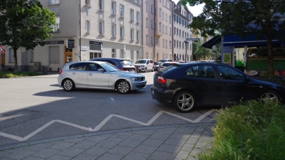 Ein solcher Zick-Zack-Streifen zeigt an, dass hier nicht geparkt werden darf. (Foto: Beatrix Köber)