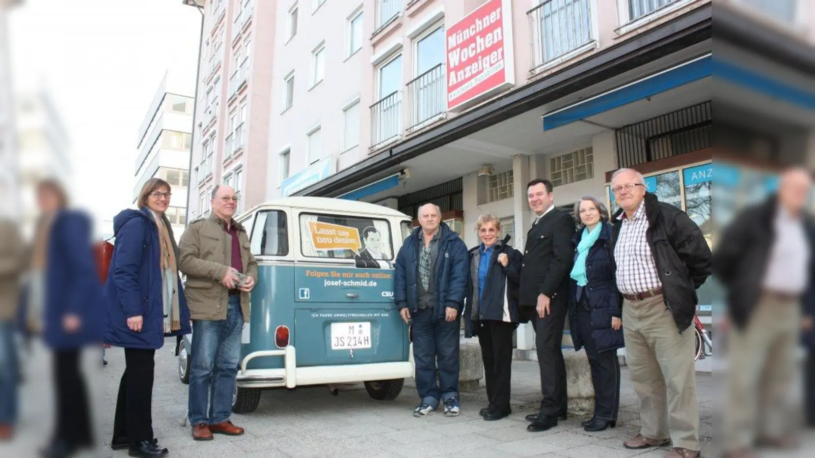 OB-Kandidat Josef Schmid (Dritter von rechts) holt mit seinem Bulli unsere Leser Günter Behrens und Susanne Particus (beide rechts) sowie Anna Haugg (Münchner Wochenanzeiger), Stefan Hartmann, Richard-Ludwig Conrads und Irene Klausnitzer (von links) zur Rundfahrt ab. (Foto: job)