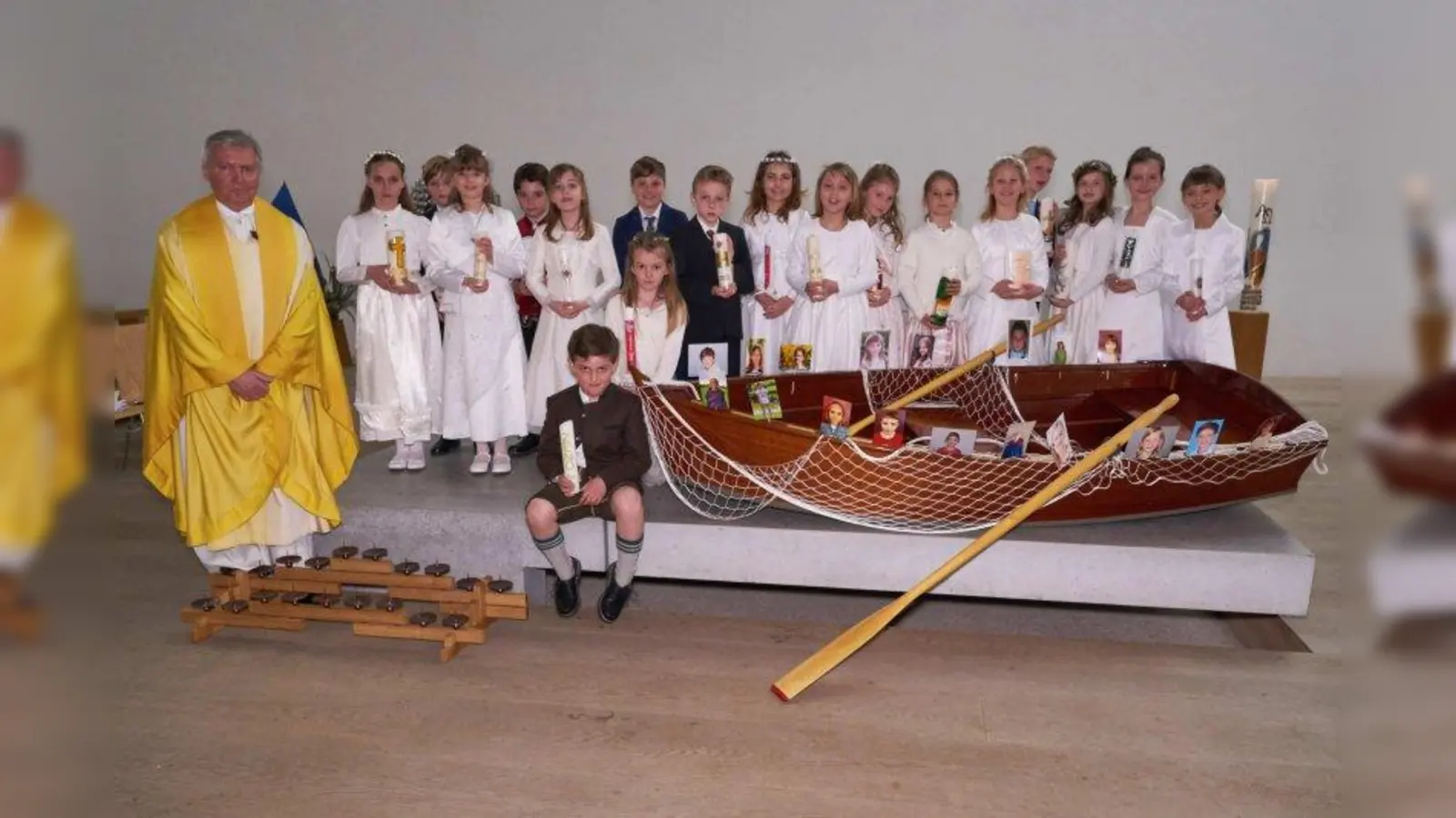 „Mit Jesus in einem Boot” lautete das Motto der Erstkommunion in St. Nikolaus Neuried, zu der sich die erste Gruppe mit 18 Kindern in der Kirche eingefunden hatte. Pfarrer Wieslaw Poradzisz hatte eigens ein Boot vom Starnberger See auf der Altarinsel der Pfarrkirche aufstellen lassen, um das Thema bildlich zu demonstrieren. Zudem waren die Bilder der Erstkommunionkinder dieses Tages aufgesteckt als Zeichen dafür, dass sie mit Jesus im Boot mit dabei sind. Beim Blumenschmuck in der Pfarrkirche waren gelbe und blaue Wimpelfahnen eingesteckt - auch hier ein Bezug zum Boot - gelb als Kirchenfarbe und blau als Farbe der Treue. Da Jesus verspricht treu zu sein, sagten es an diesem Sonntag auch die Kinder zu. (Foto: Michael Jäger)