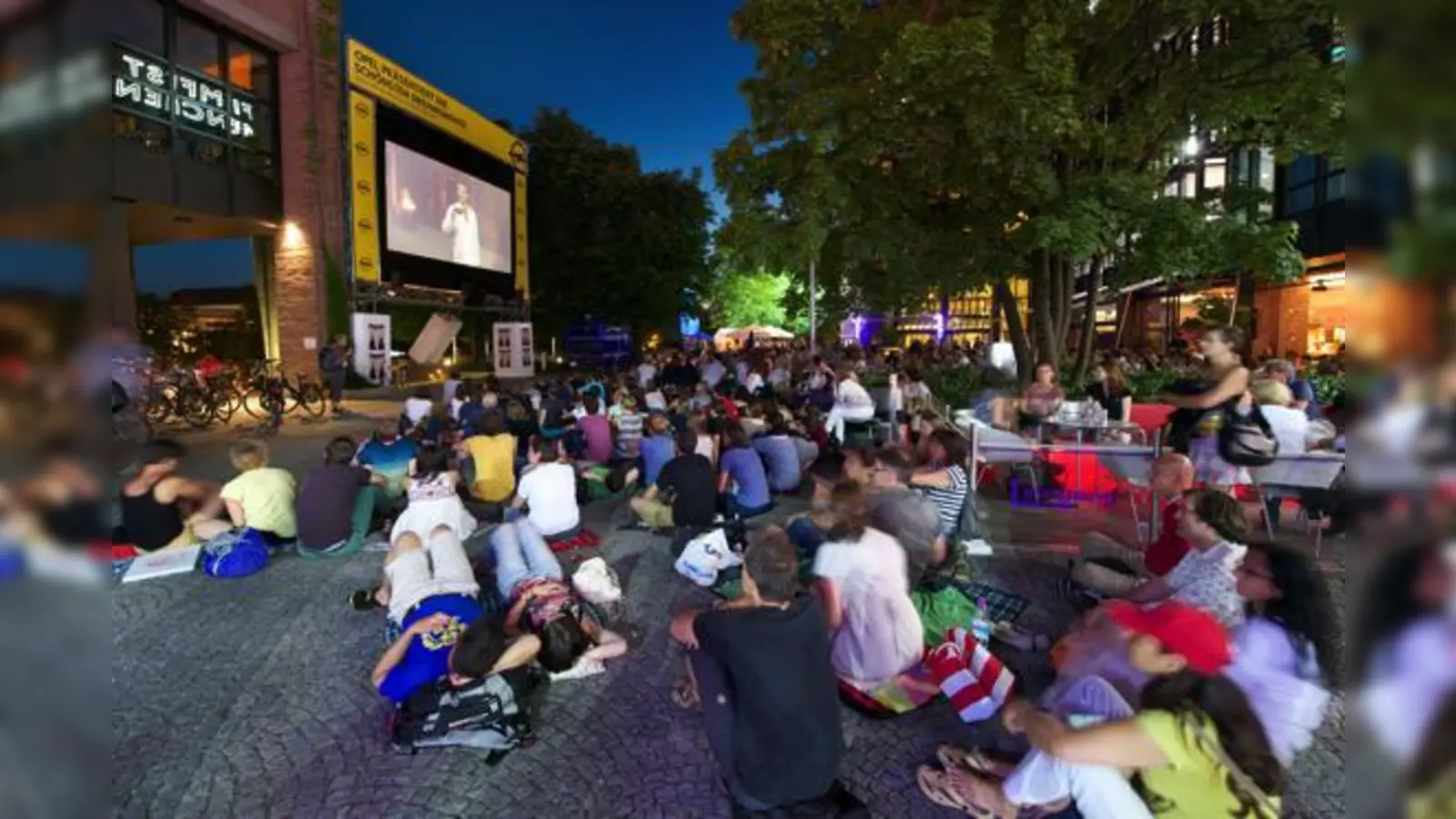 Im Sommer gibt es in Haidhausen und Umgebung zahlreiche kostenfreie Veranstaltungen. Dazu zählen zum Beispiel auch die Open-Air-Vorführungen am Gasteig während des Münchner Filmfests.	 (Foto: Christian Rudnik / Filmfest München)