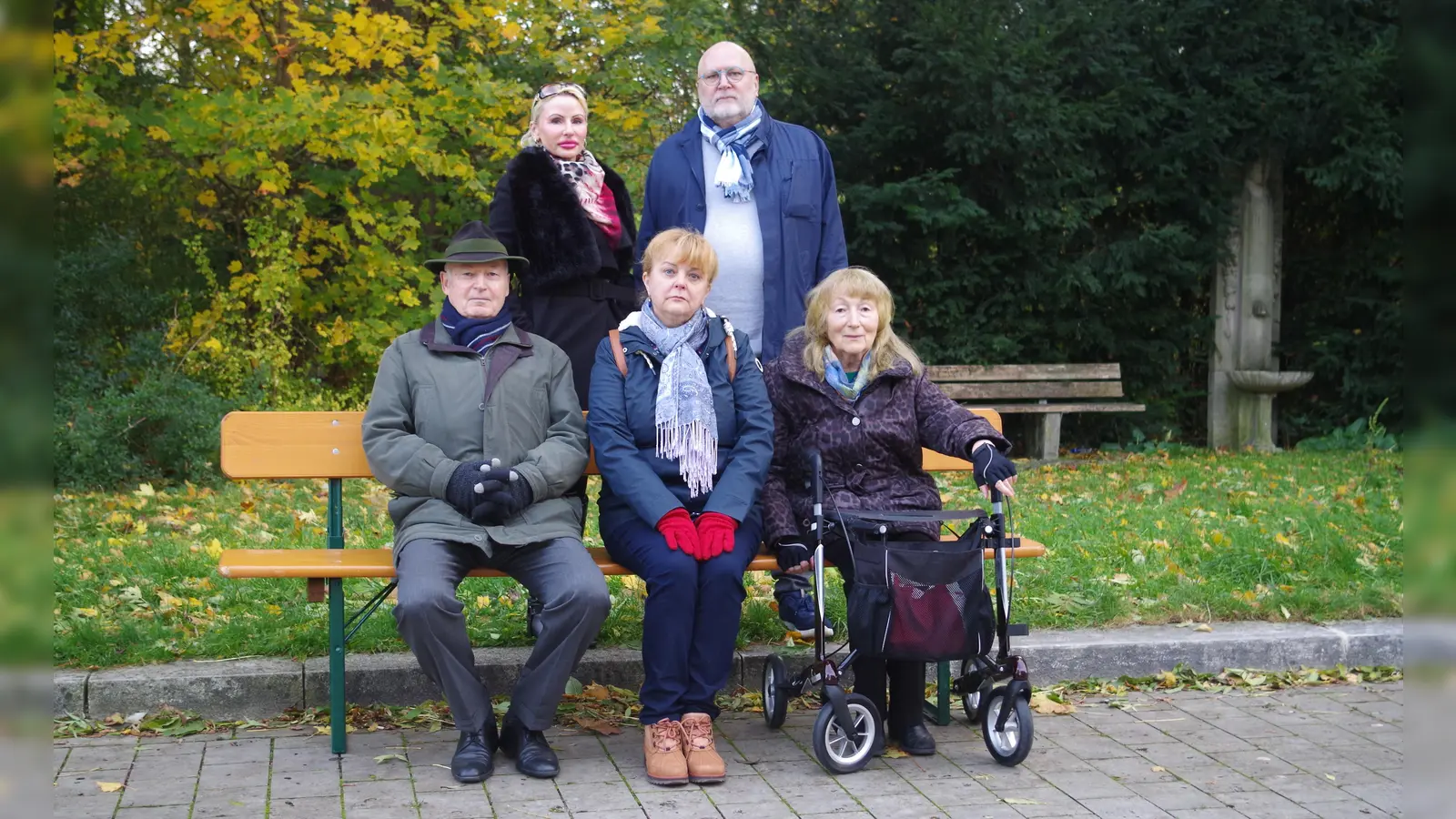 Ihnen reicht das Warten auf die zugesagten Sitzbänke. Im Bild hinten von links: Tanja Lang und Uwe Trautmann, vorne von links: Franz Gründl, Melita und Christine Bitterle.  (Foto: Beatrix Köber)