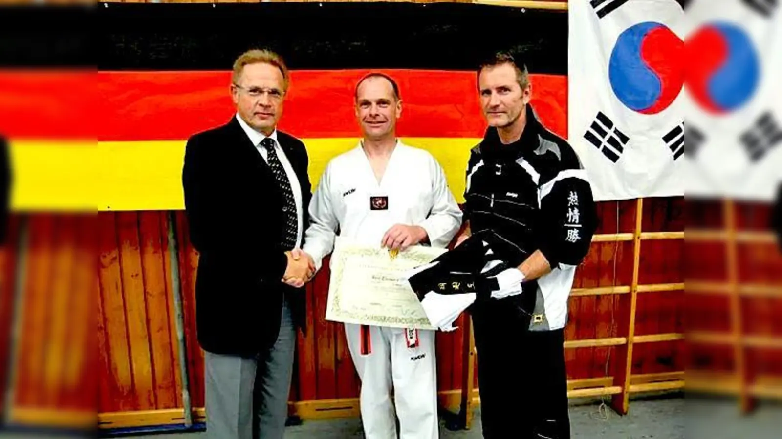 Unser Bild zeigt den Präsidenten der Deutschen Taek­wondo Union, Großmeister Heinz Gruber, 9. Dan   Thomas Osterholzer, frisch gebackener Träger des 1. Dan und Trainer Udo Keuter, 3. Dan (v. l.). (Foto: Verein)
