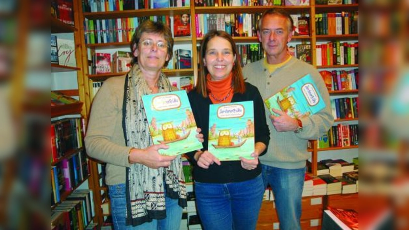 Bücherspende (v.l.): Ilona Böhm (JAFA e.V.), Brigitta Wehner (Konrektorin Grundschule an der Eversbuschstraße) und Franz Eberl (Buchhandlung Eberl). (Foto: pi)