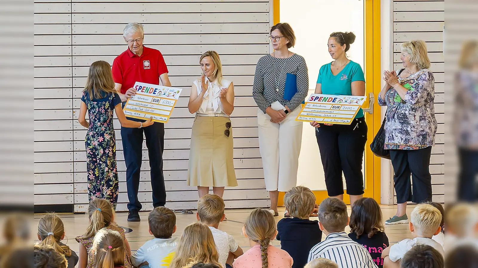 Die Kinder der beiden Grundschulen in Hohenbrunn übergaben unter anderem einen Spendenscheck an den Caritas Tisch SüdOst+. (Foto: Christoph Oswald)