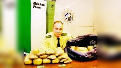 So sehen also 31 Kilogramm Heroin aus. Fahnder waren eigentlich auf der Suche nach Autoknackern  doch dann fanden sie den Stoff verpackt in 62 Paketen zu je 500 Gramm im Kofferraum eines holländischen VW Polo.	 (Foto: Polizei)