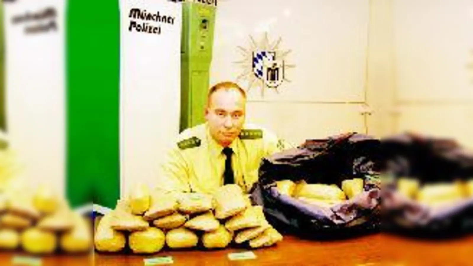 So sehen also 31 Kilogramm Heroin aus. Fahnder waren eigentlich auf der Suche nach Autoknackern  doch dann fanden sie den Stoff verpackt in 62 Paketen zu je 500 Gramm im Kofferraum eines holländischen VW Polo.	 (Foto: Polizei)