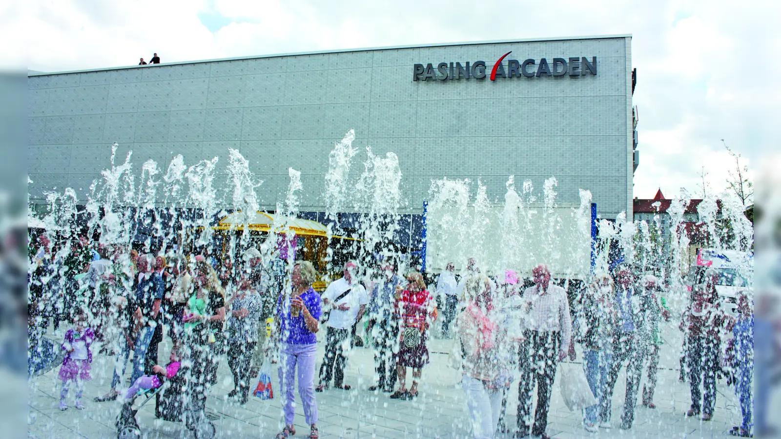Beliebtes Eckchen in Pasing: der Brunnen an den Arcaden. Anwohner fordern eine eingeschränkte Betriebszeit. (Foto: job)