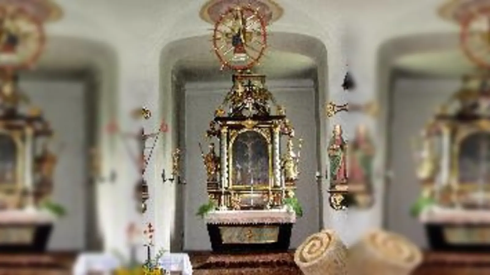 Herzstück der kleinen  (Foto: Der prächtige Altar mit romanischem Kreuz und schönem Rosenkranz.)