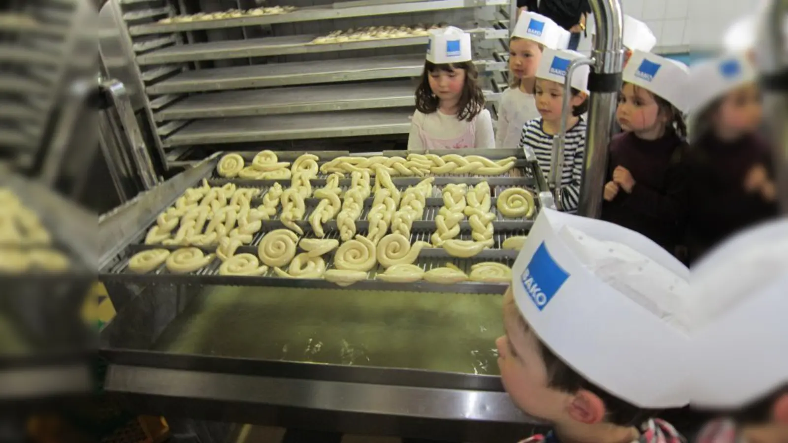 Die Tarzanmäuse halfen beim Brezn-Backen. (Foto: KiTa)