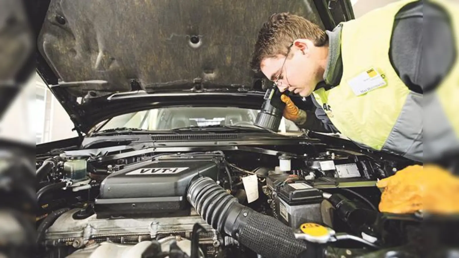 Schützt vor bösen Überraschungen: Vor dem Fahrzeugkauf sollte man einen Termin für eine Gebrauchtwagenuntersuchung beim ADAC vereinbaren.	 (Foto: ADAC)