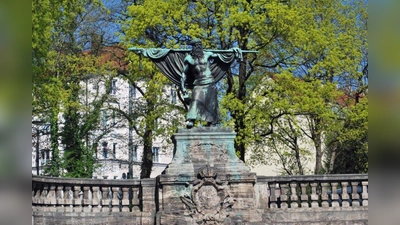 Stattreisen München folgt den Spuren der Sendlinger Mordweihnacht, an die das Denkmal des Schmieds von Kochel erinnert. (Foto: Petra Wucher)