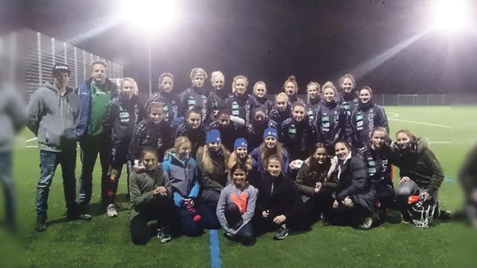 1. FFC Turbine Potsdam zusammen mit den Fußballspielerinnen des TSV Hohenbrunn-Riemerling und Fußball-Abteilungsleiter Jürgen Weinert.	 (Foto: VA)