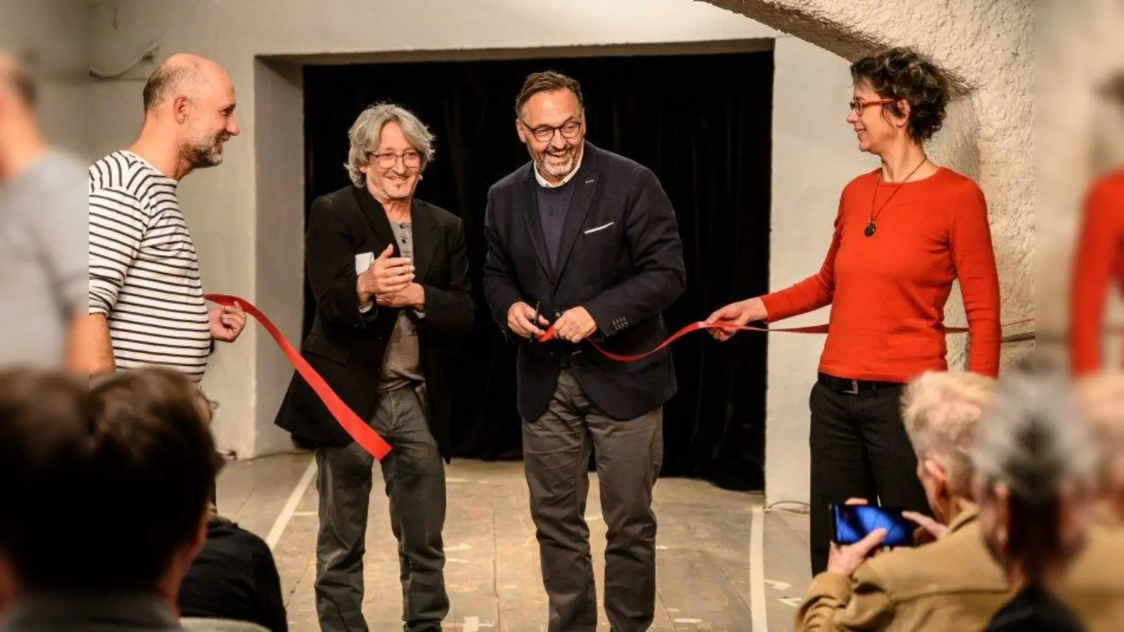 Haben das Theater „dasvinzenz” neu eröffnet: v.l. Michael Bischoff, Robert Spitz, Kulturreferent Anton Biebl und Barbara Kastner. (Foto: Holger Borggrefe)