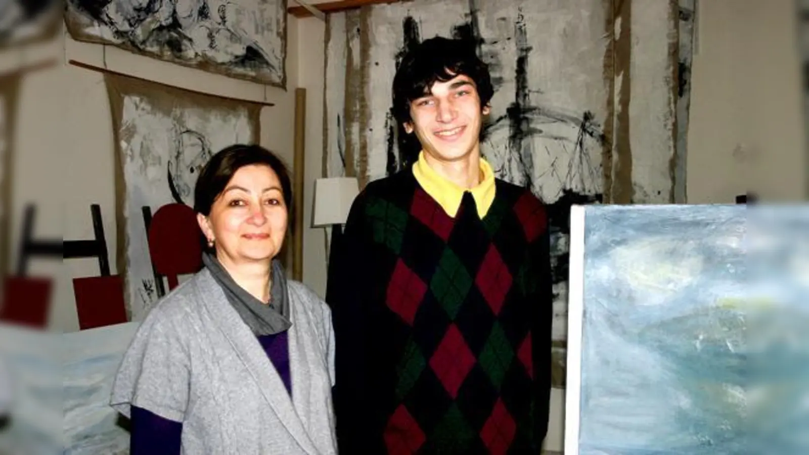 Ende gut, alles gut: Nana Matikasvili und Kvache Georgie Psakabze im Atelier von Barbara Tax. Der junge Georgier ist wieder gesund. 	 (Foto: scy)