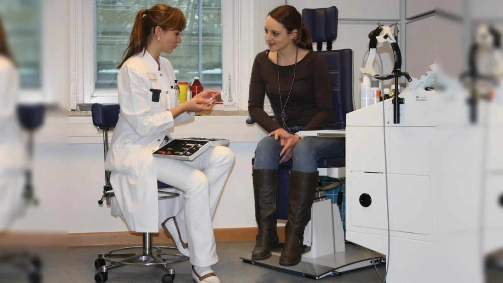 Dr. Veronika Wolter (links) mit einer Patientin in der Nachsorge-Sprechstunde. (Foto: Martha-Maria)