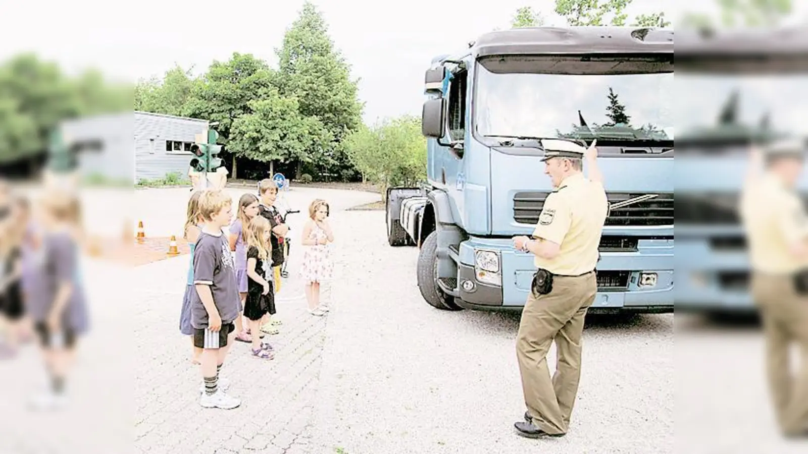 Eine Schulung der Verkehrspolizei zeigte den jungen Besuchern in Ismaning die Gefahren des toten Winkels bei Lkws auf.	 (Foto: VTC München/Nico Bauer)