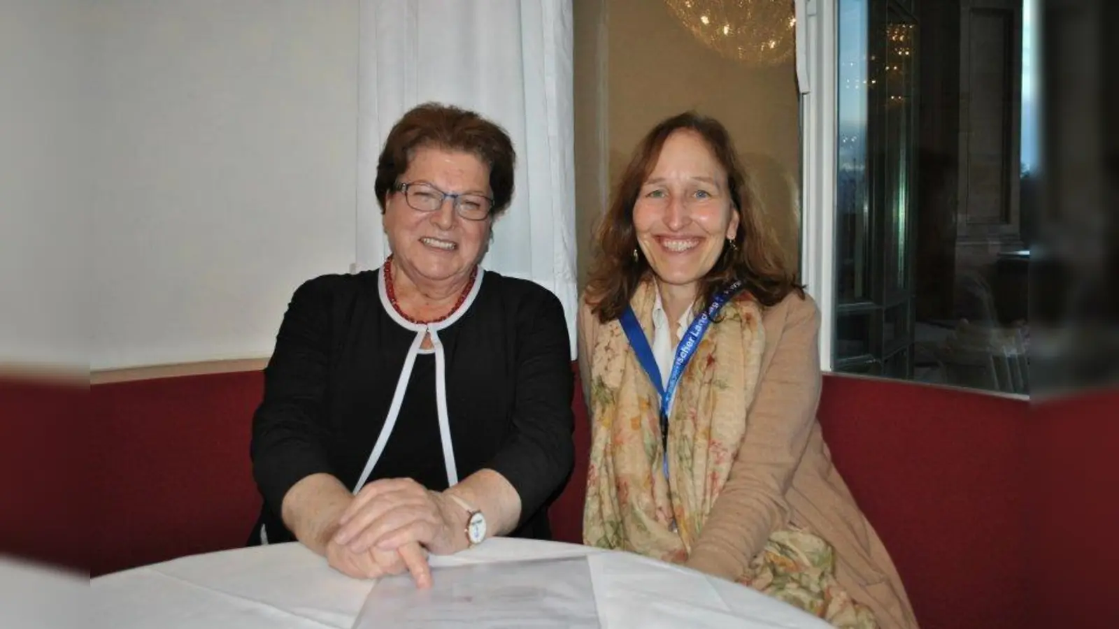 Barbara Stamm (links) und Christine Bronner beim Gespräch zur Kinderhospizarbeit im Bayerischen Landtag. (Foto: Stiftung AKM)