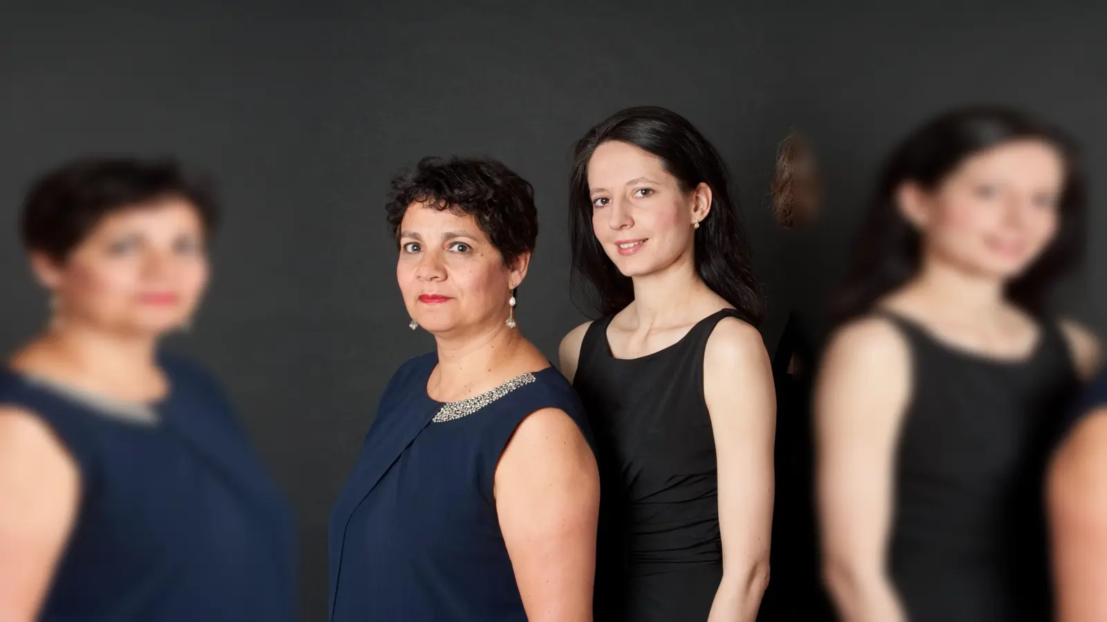 Die englische Pianistin Bonny Palm (l.) und die ukrainische Violinistin und Saxofonspielerin Olena Savka lassen eine Vielfallt bekannter Werke erklingen. (Foto: Bonny Palm)