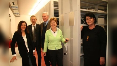Noch sind die Schieberegale leer. Bis zum 9. Mai wird das gesamte Archiv aus dem Rathaus in die neuen Räume gezogen sein. „Wir haben alles auf Zuwachs geplant“, sagte Gemeindearchivarin Erika Klemt (r.). Mit ihr besichtigten Birgit Wolf, Manfred Wolf, Rainer Braun und Annemarie Detsch (v.l.) die fertigen Räume. (Foto: US)