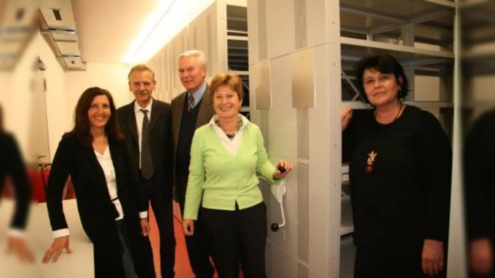 Noch sind die Schieberegale leer. Bis zum 9. Mai wird das gesamte Archiv aus dem Rathaus in die neuen Räume gezogen sein. „Wir haben alles auf Zuwachs geplant“, sagte Gemeindearchivarin Erika Klemt (r.). Mit ihr besichtigten Birgit Wolf, Manfred Wolf, Rainer Braun und Annemarie Detsch (v.l.) die fertigen Räume. (Foto: US)