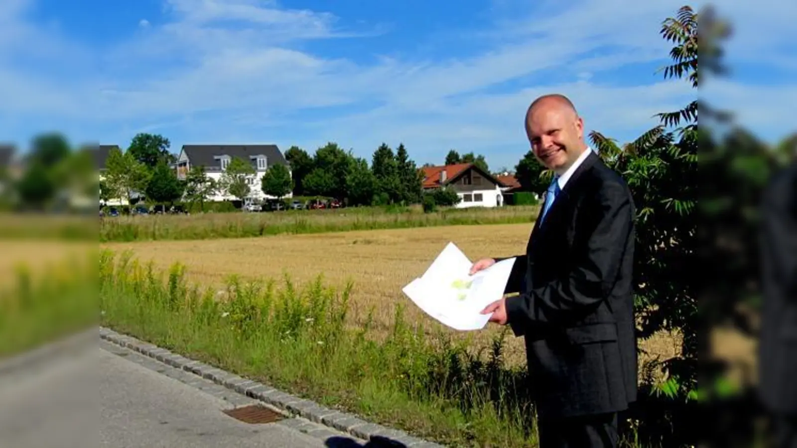 Michael Schüßler vor einer der Wiesen, die im Zuge einer möglichen neuen Straßenführung bebaut werden könnte.	 (Foto: hw)