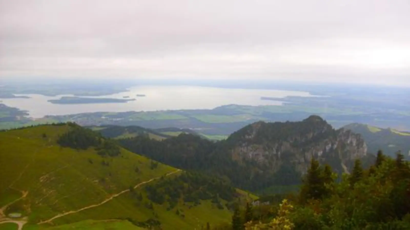 Beim nördlichen Aufstieg ist der Chiemsee immer fest im Blick.	 (Foto: Stefan Dohl)