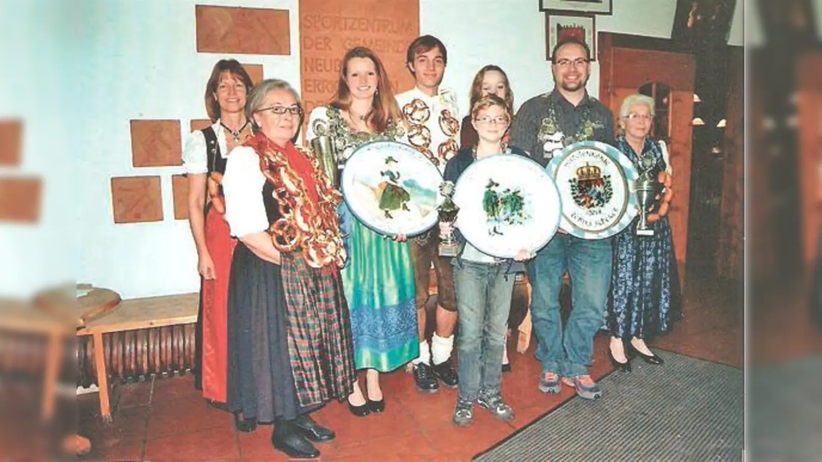 Die neuen Schützenkönige bei den Waldschützen (v. l.): Heidi Riphaus, Luise Grabl, Daniela Weintritt, Benedikt Erhardt, Christian Meyer-Giesow, Sophie Erhardt, Tobias Scherer und Helga Lechner.	 (Foto: VA)