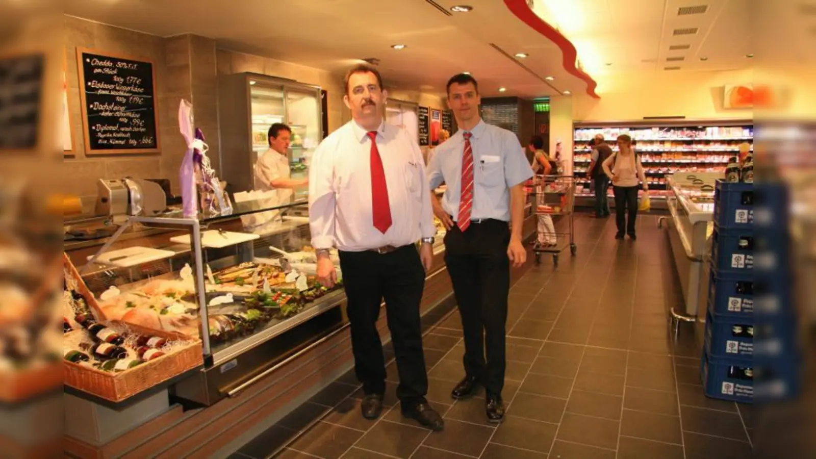 „Der Markt ist eine wirkliche Bereicherung hier. Das freut uns natürlich sehr.“ Inhaber Horst Höltkemeyer und Marktleiter Dieter Bohle (v.r.) (Foto: US)