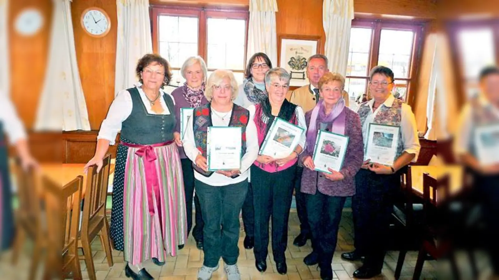 Gartlervorsitzende Gerda Rothhaupt (v. li), Helga  Auer, Ursula Spitschka, Irene Zapf, Rosa Pletzer, Bürgermeister Udo Ockel, Gertrud Eidenschink und Gisela Götz.	 (Foto: Verein)