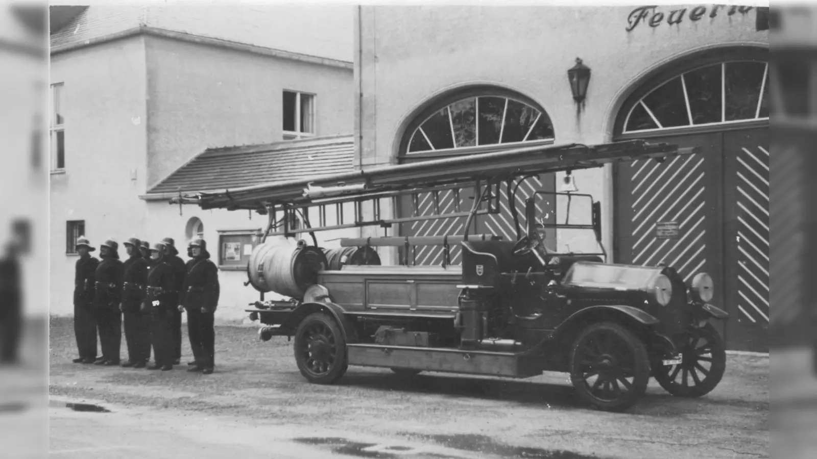 Die Sollner Feuerwehr, zuhause in der Stridbeckstraße, feiert Jubiläum. Dabei zeigt sie auch historische Technik, wie auf unserem Bild aus vergangenen Tagen zu sehen. (Foto: FFW Solln)